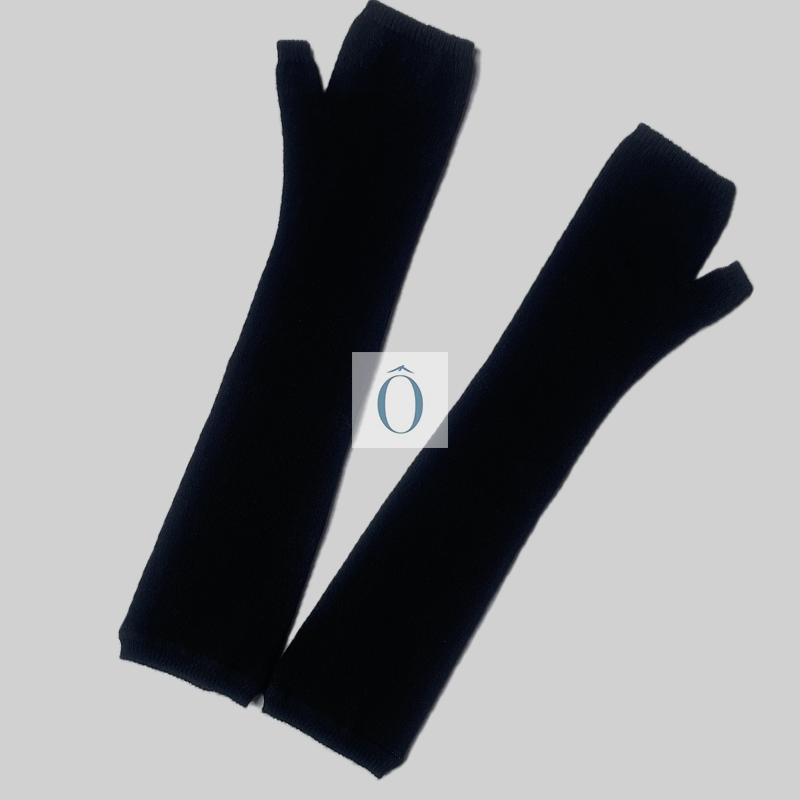 Mitaine sans doigts Noires Nos mitaines sont tricotées en fils de cachemire Loro Piana.