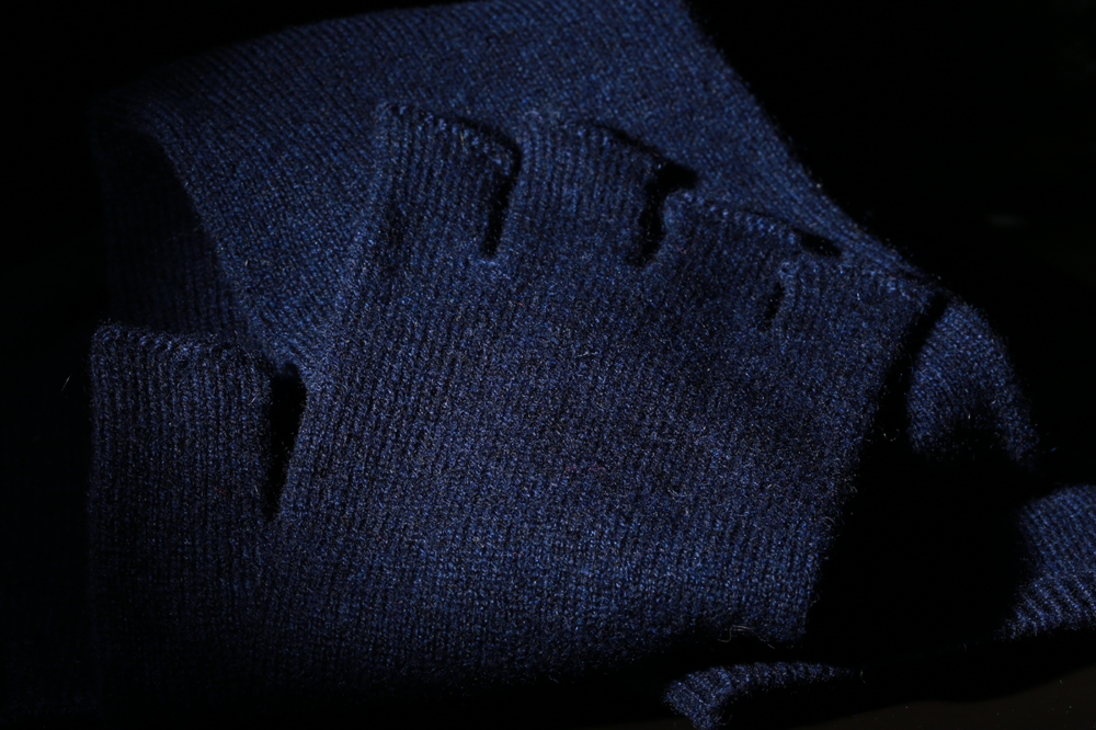 fil de cachemire, fil de qualité supérieure. couleur bleu nuit